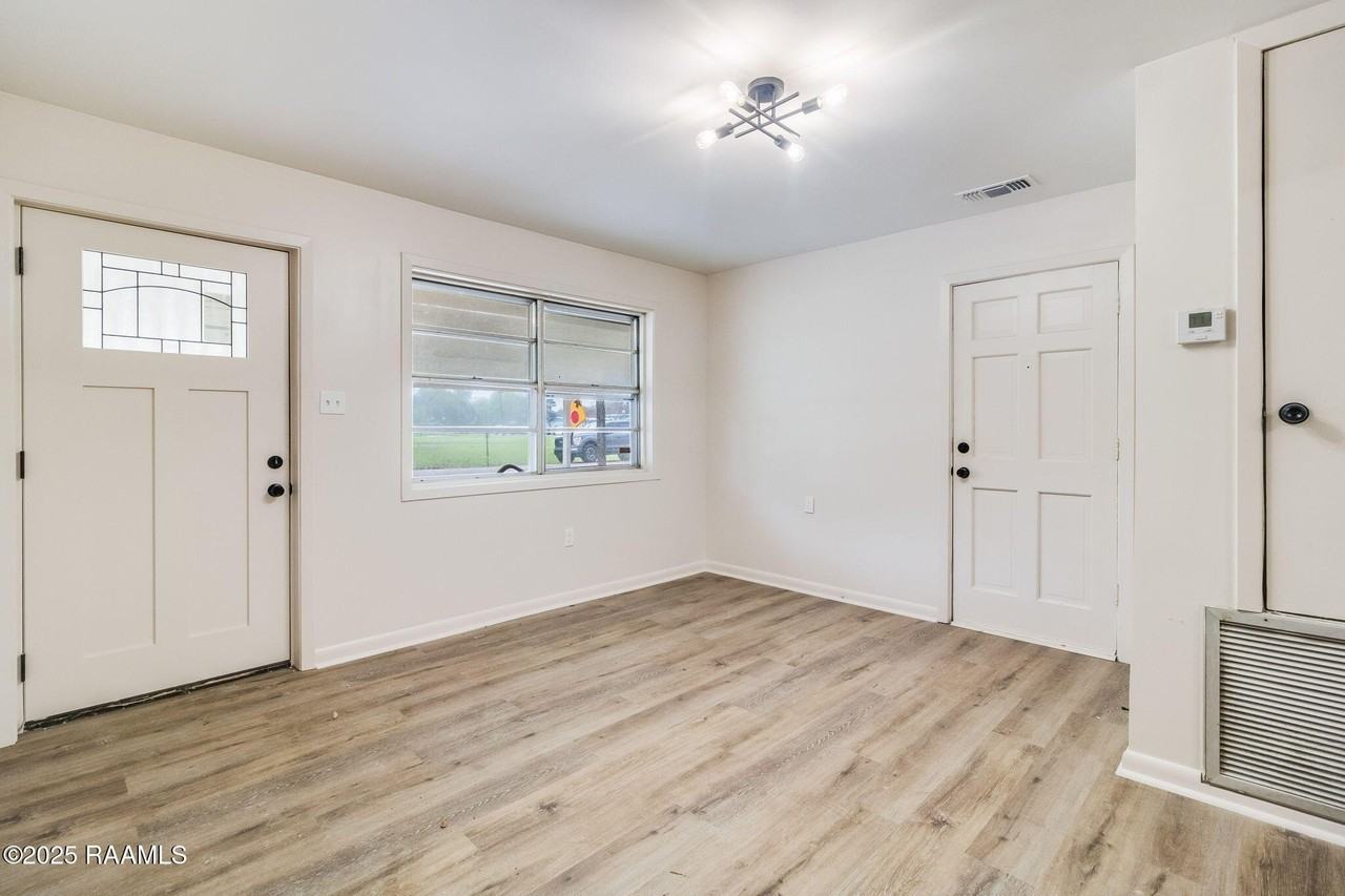 105 Brockton Dr - Photo 2 of 17