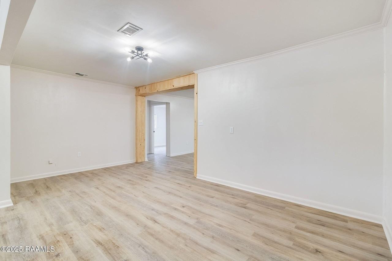 105 Brockton Dr - Photo 3 of 17