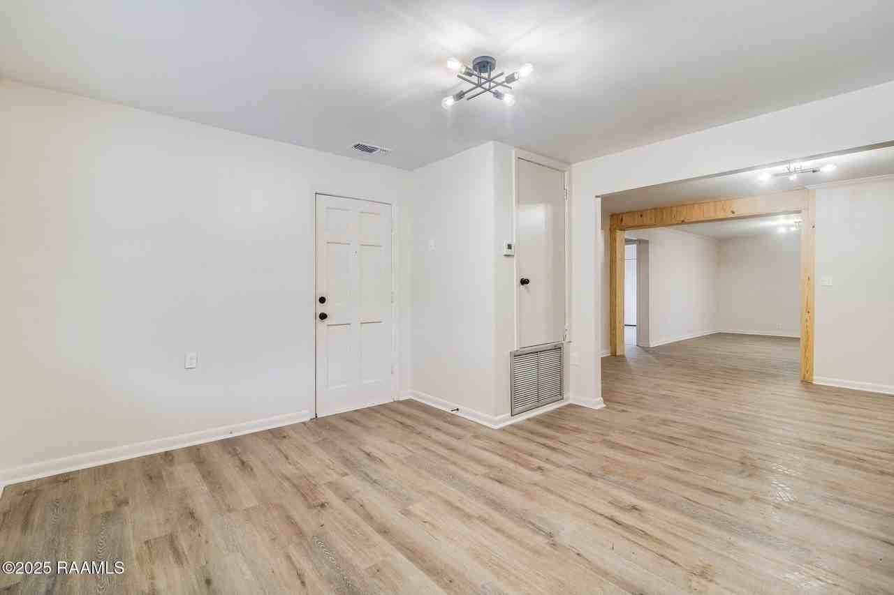 105 Brockton Dr - Photo 4 of 17