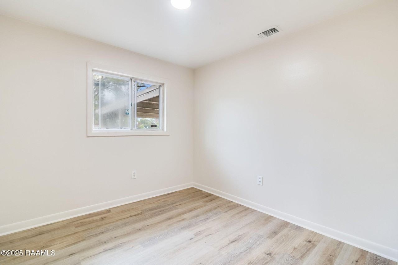 105 Brockton Dr - Photo 5 of 17