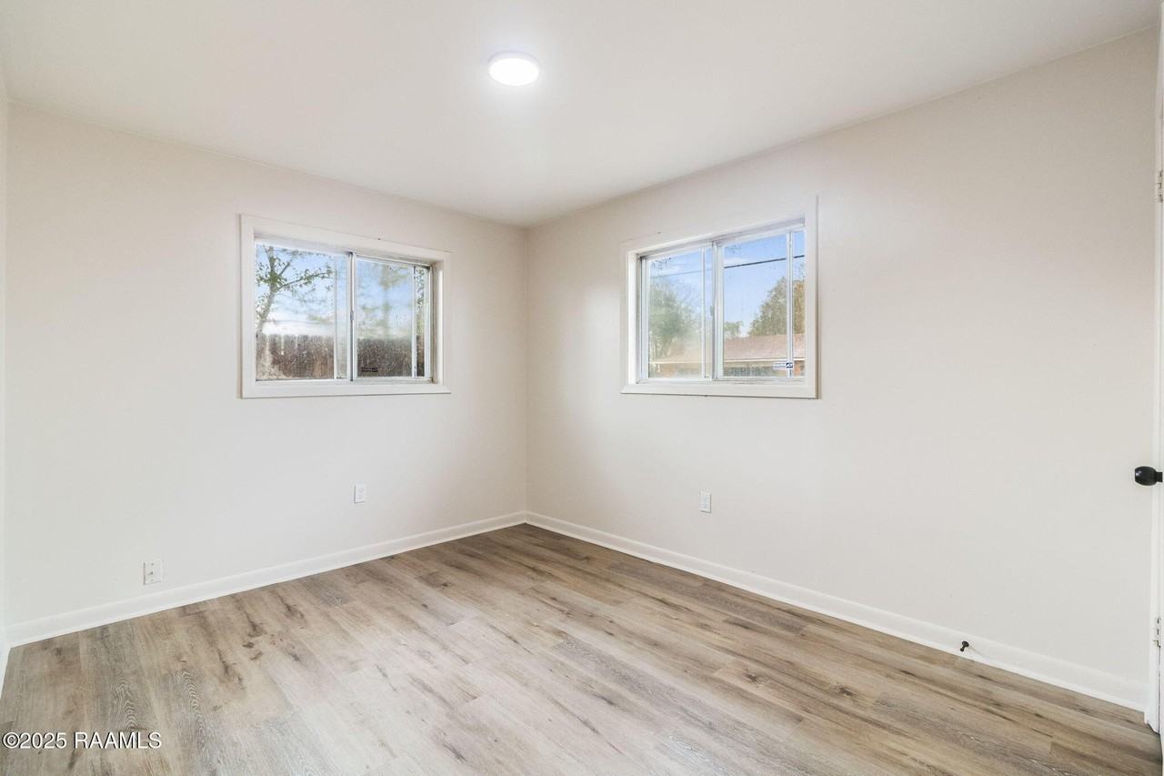 105 Brockton Dr - Photo 6 of 17