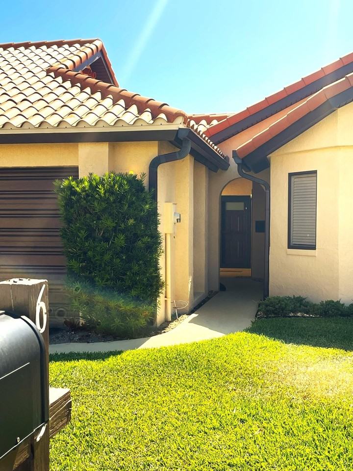 613 Manatee Dr - Photo 2 of 34