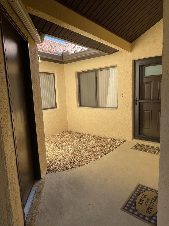613 Manatee Dr - Photo 3 of 34