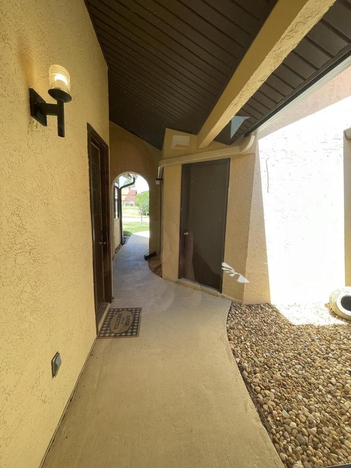 613 Manatee Dr - Photo 4 of 34