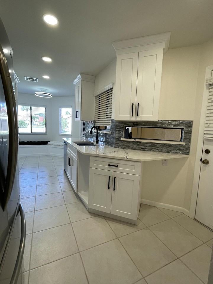 613 Manatee Dr - Photo 4 of 41