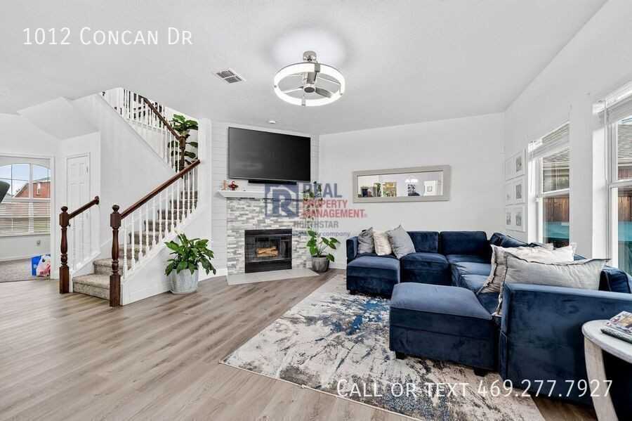 1012 Concan Dr - Photo 4 of 36