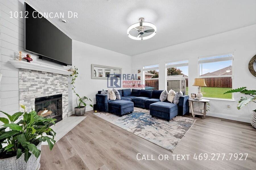 1012 Concan Dr - Photo 5 of 36