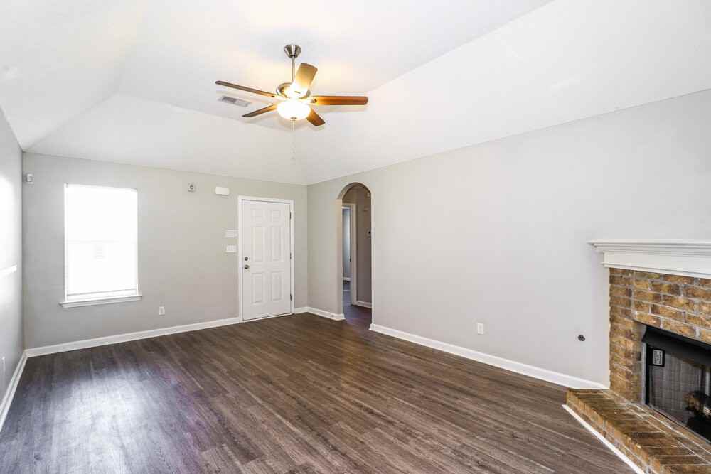 1481 Lawson Dr - Photo 4 of 15