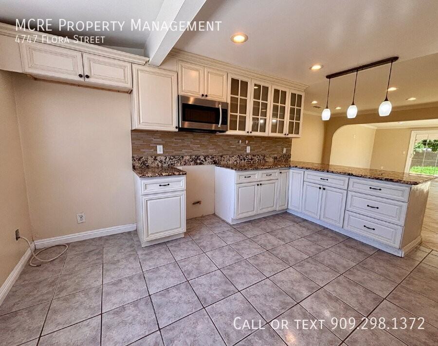 4747 Flora St - Photo 4 of 37