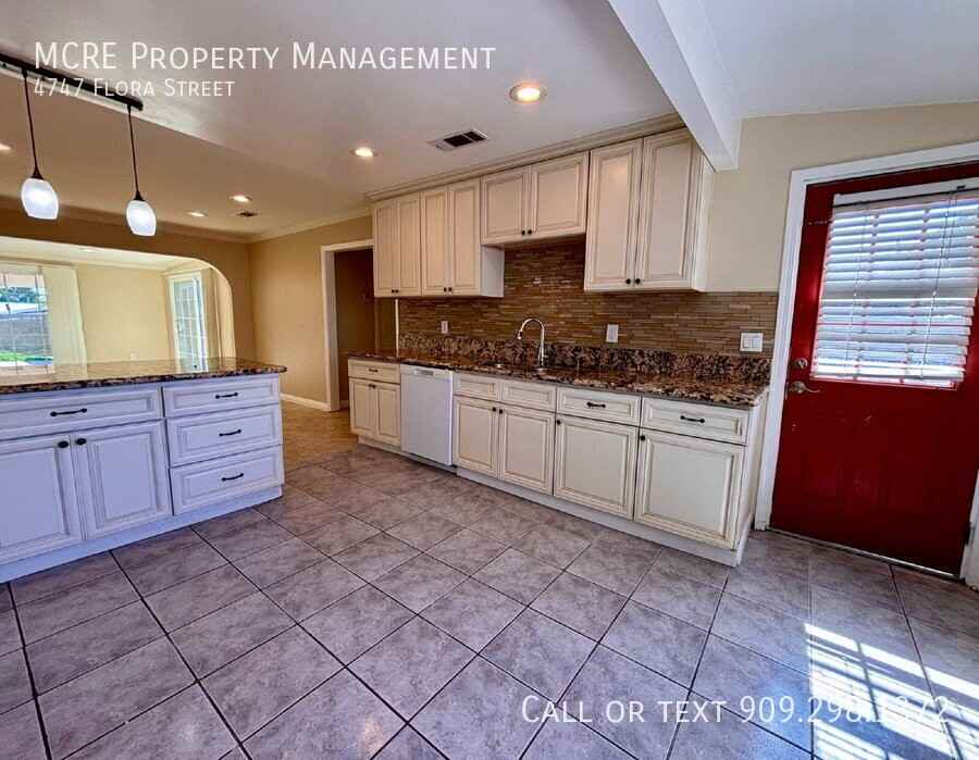 4747 Flora St - Photo 5 of 37