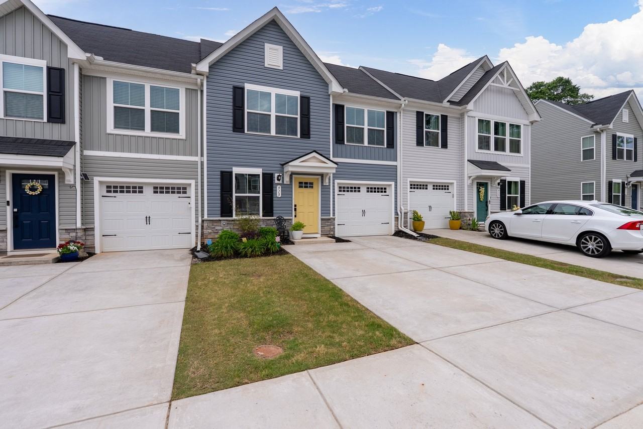 913 Leyburn Ln - Photo 5 of 34