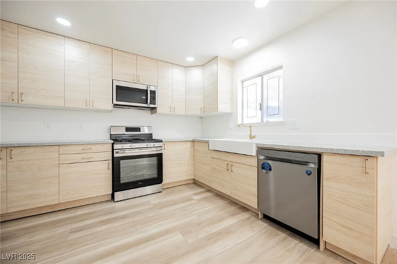 220 Bruin Way - Photo 2 of 3