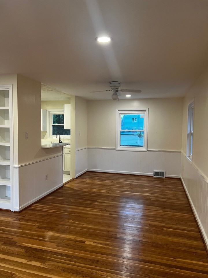 2404 Darrow St - Photo 4 of 29
