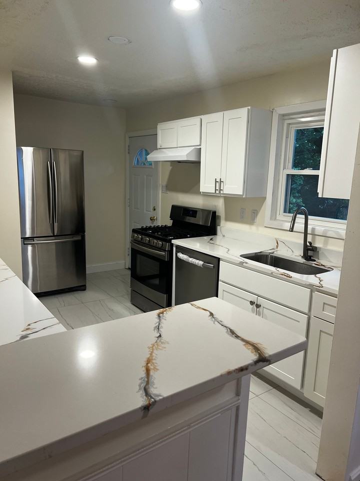 2404 Darrow St - Photo 6 of 29