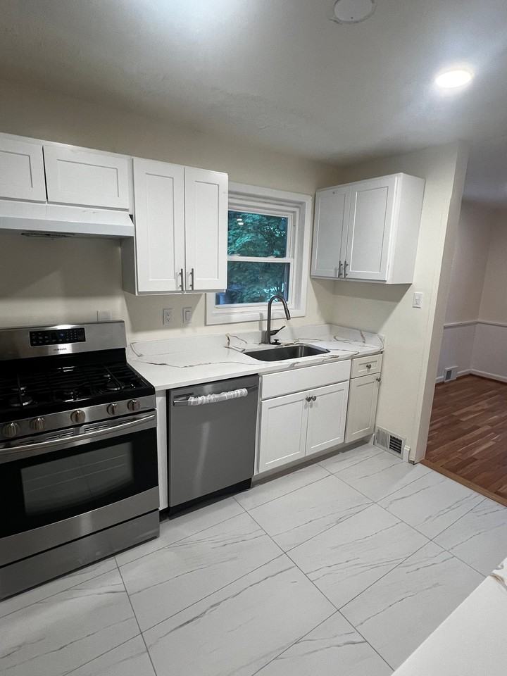 2404 Darrow St - Photo 7 of 29