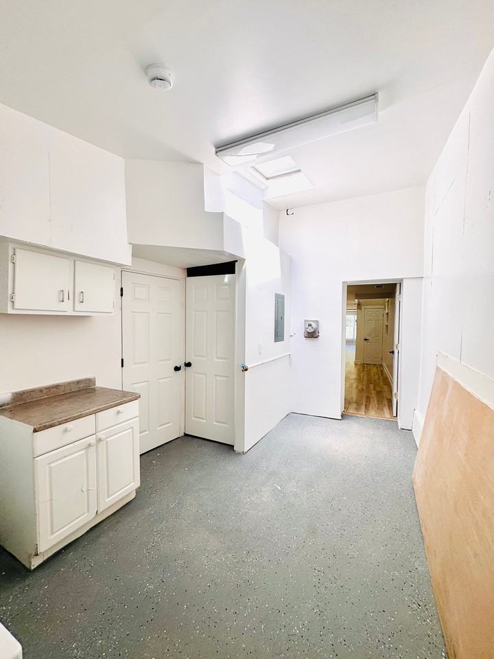 241 Baltimore Ave - Photo 5 of 18