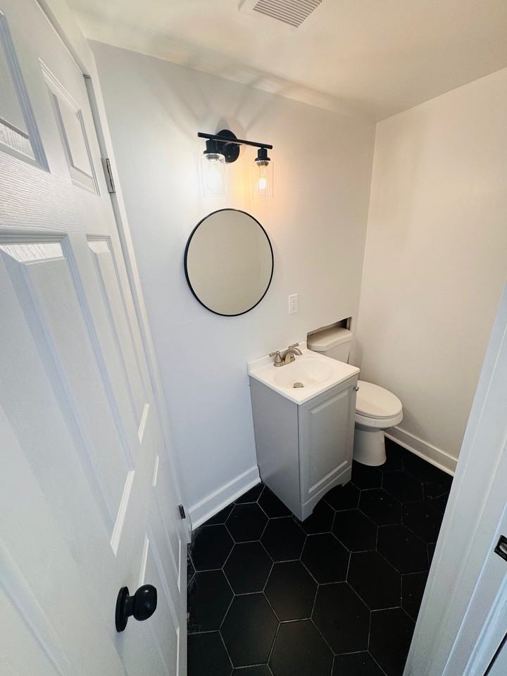 241 Baltimore Ave - Photo 6 of 18