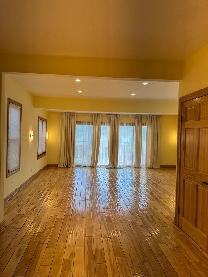 341 Riverdale Dr - Photo 3 of 10