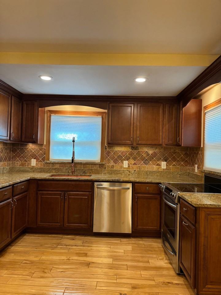 341 Riverdale Dr - Photo 6 of 10