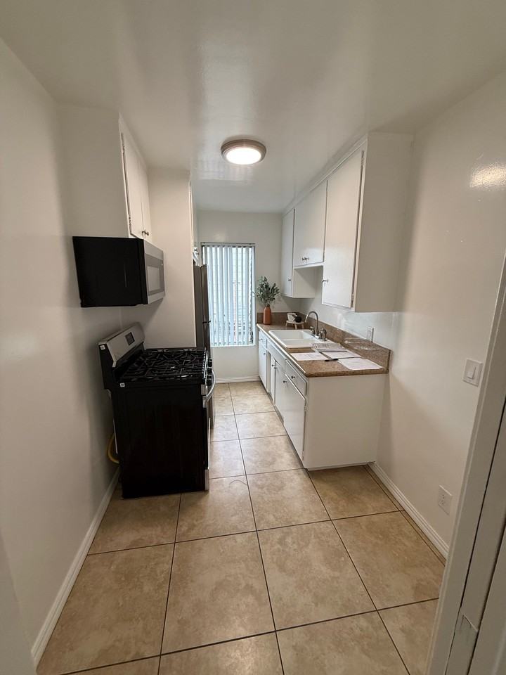 999 Locust St #17 - Photo 6 of 10