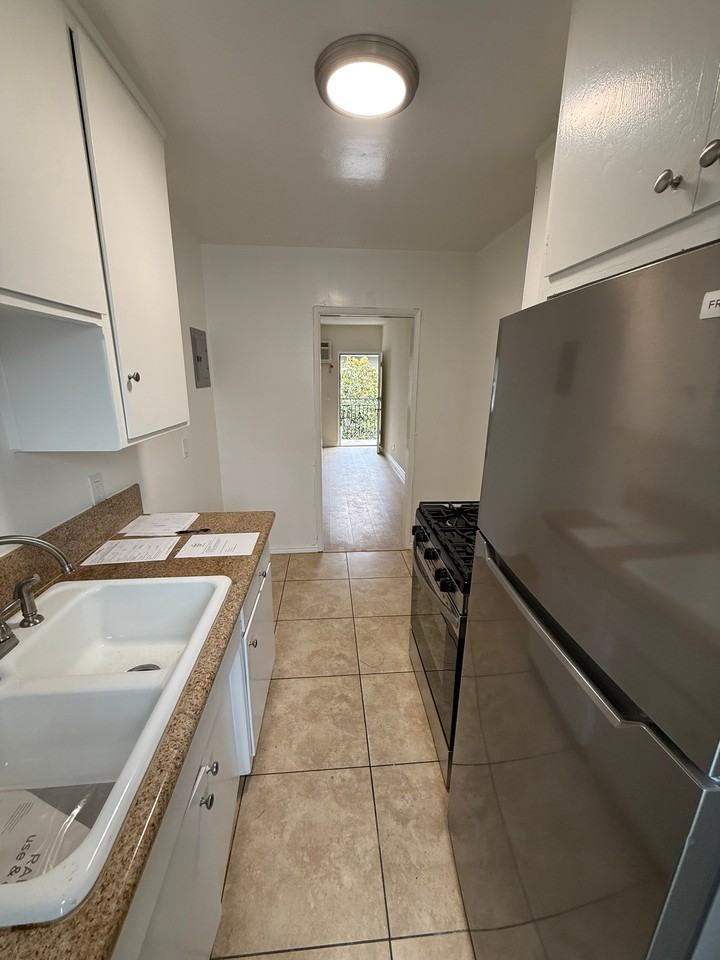 999 Locust St #17 - Photo 7 of 10