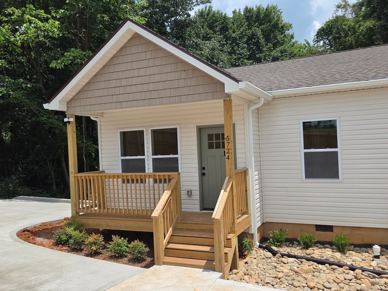 5724 Wallwood Rd - Photo 3 of 22