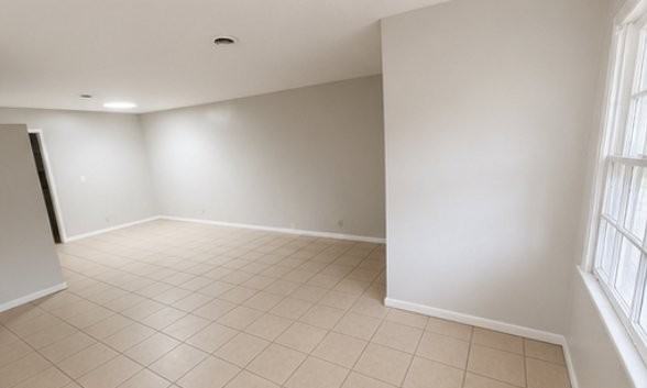 690 Huntington Pkwy - Photo 3 of 7