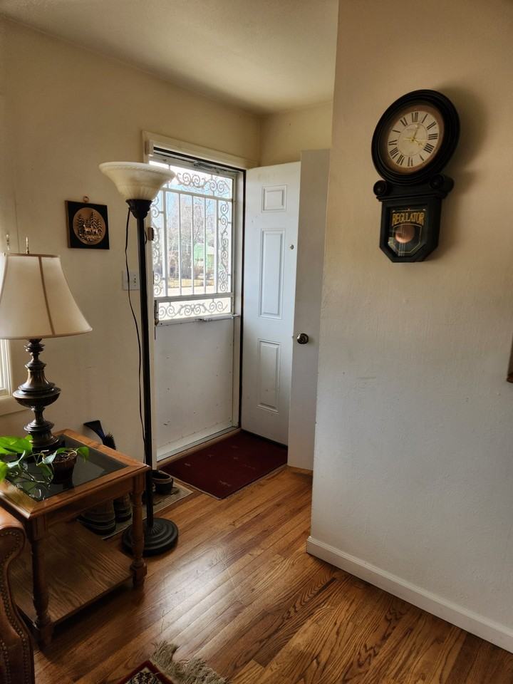 1107 E 16th St - Photo 4 of 17