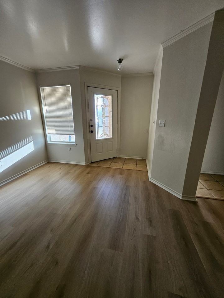 512 N Chicago Ave #A - Photo 3 of 10