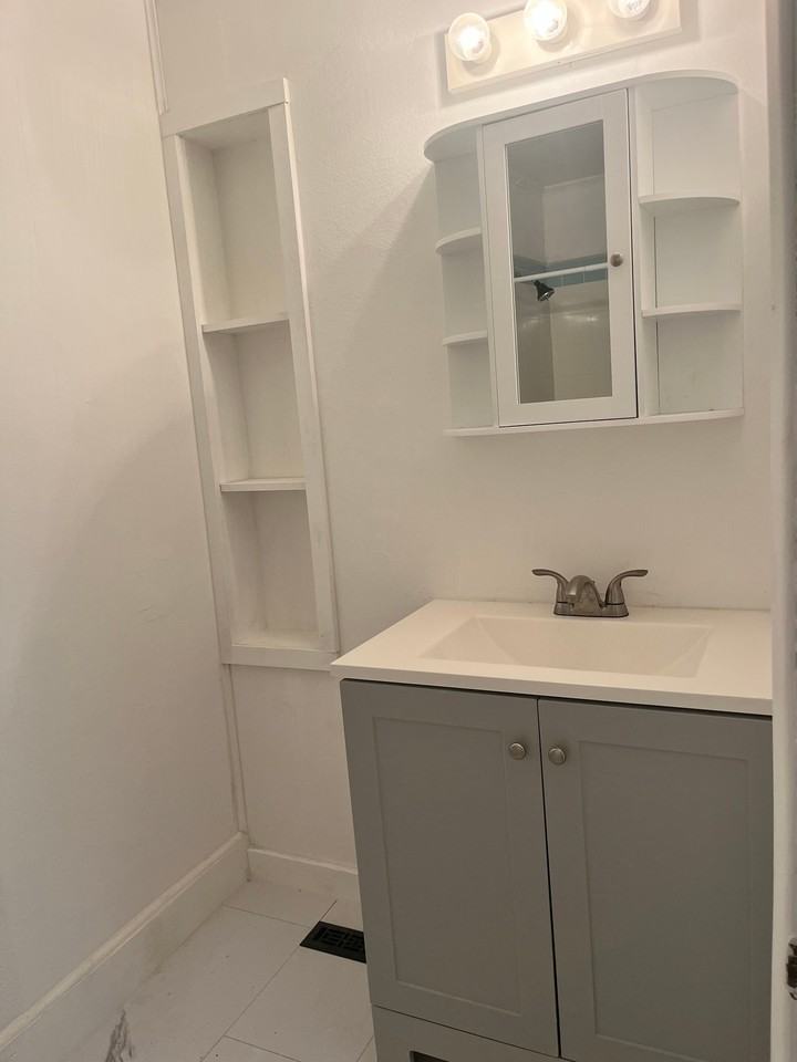 822 Bay St - Photo 3 of 11