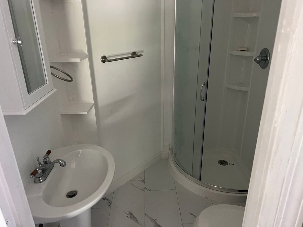 822 Bay St - Photo 7 of 11
