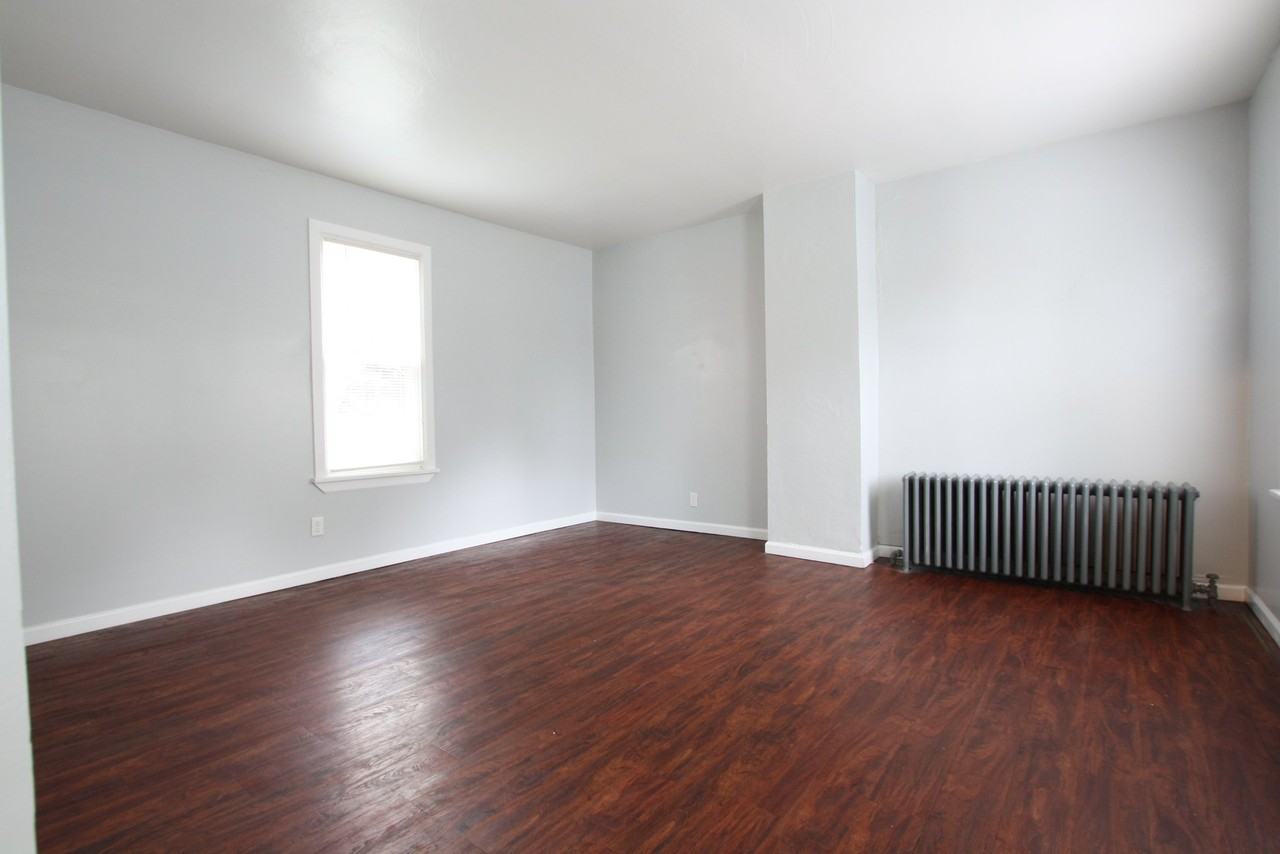 539 Baldwin St - Photo 2 of 6