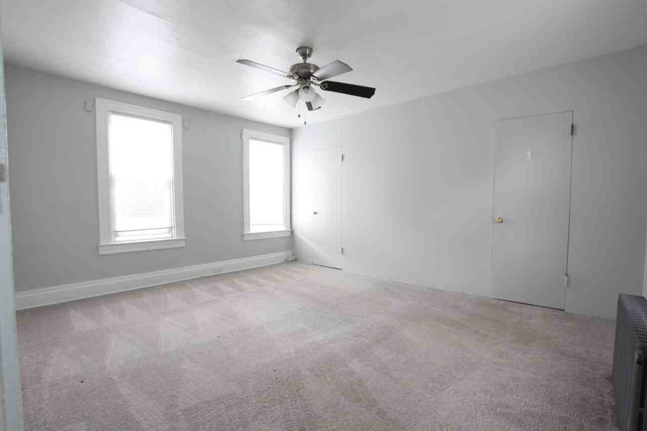 539 Baldwin St - Photo 4 of 6