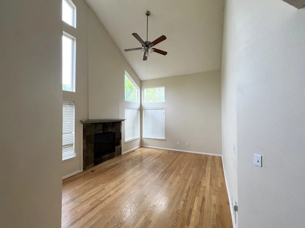 1571 Beacon Hill Dr #NA - Photo 2 of 6