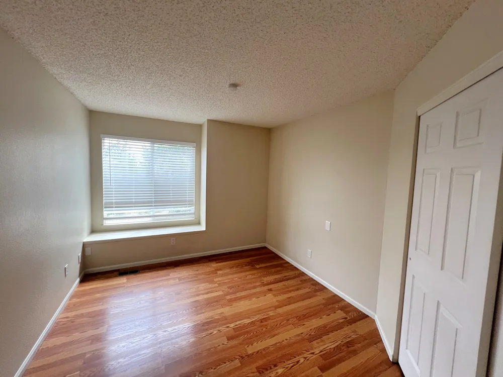 1571 Beacon Hill Dr #NA - Photo 3 of 6