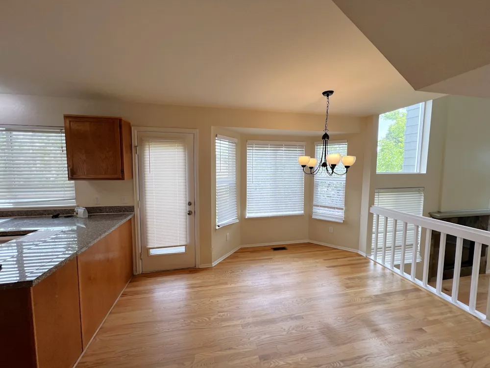 1573 Beacon Hill Dr #NA - Photo 4 of 11