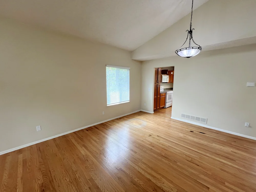 1573 Beacon Hill Dr #NA - Photo 7 of 11
