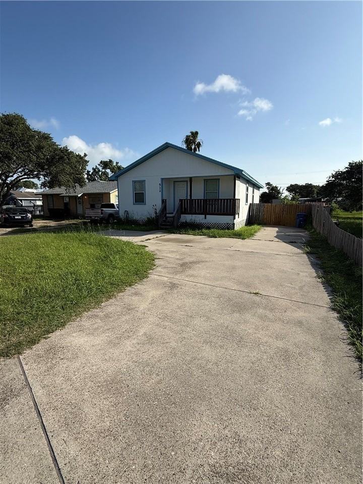 512 Lakeside Dr - Photo 2 of 18