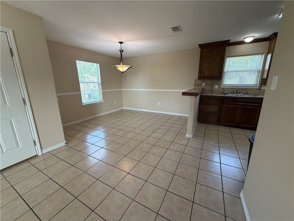 622 Webb St - Photo 4 of 17