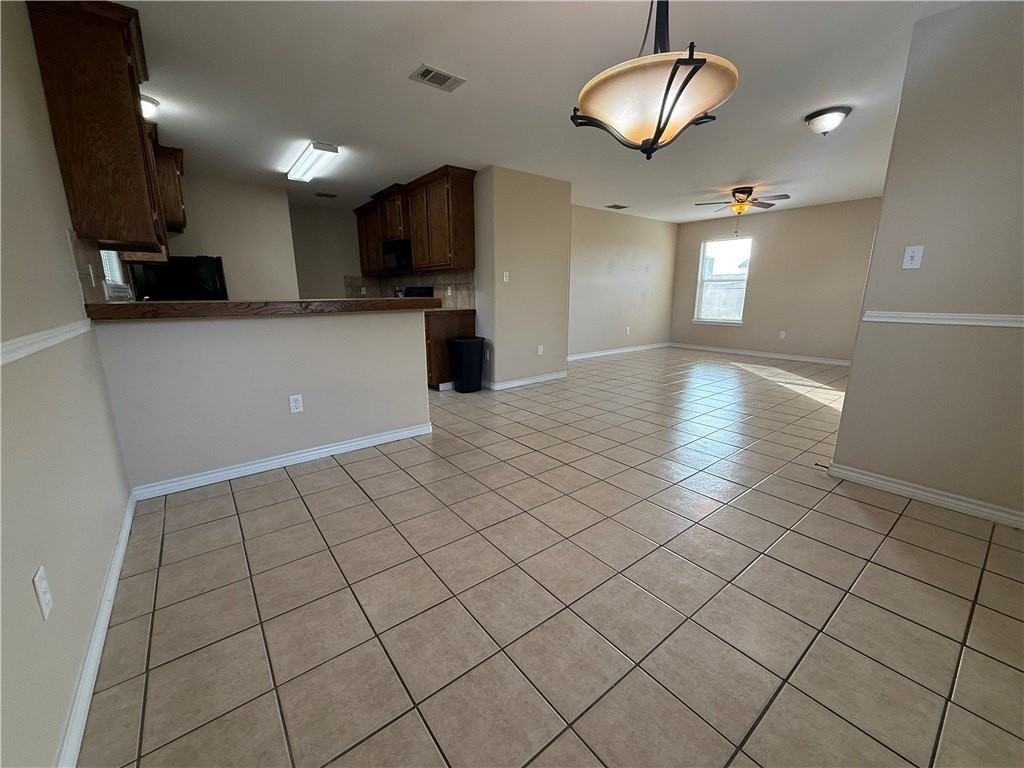 622 Webb St - Photo 5 of 17