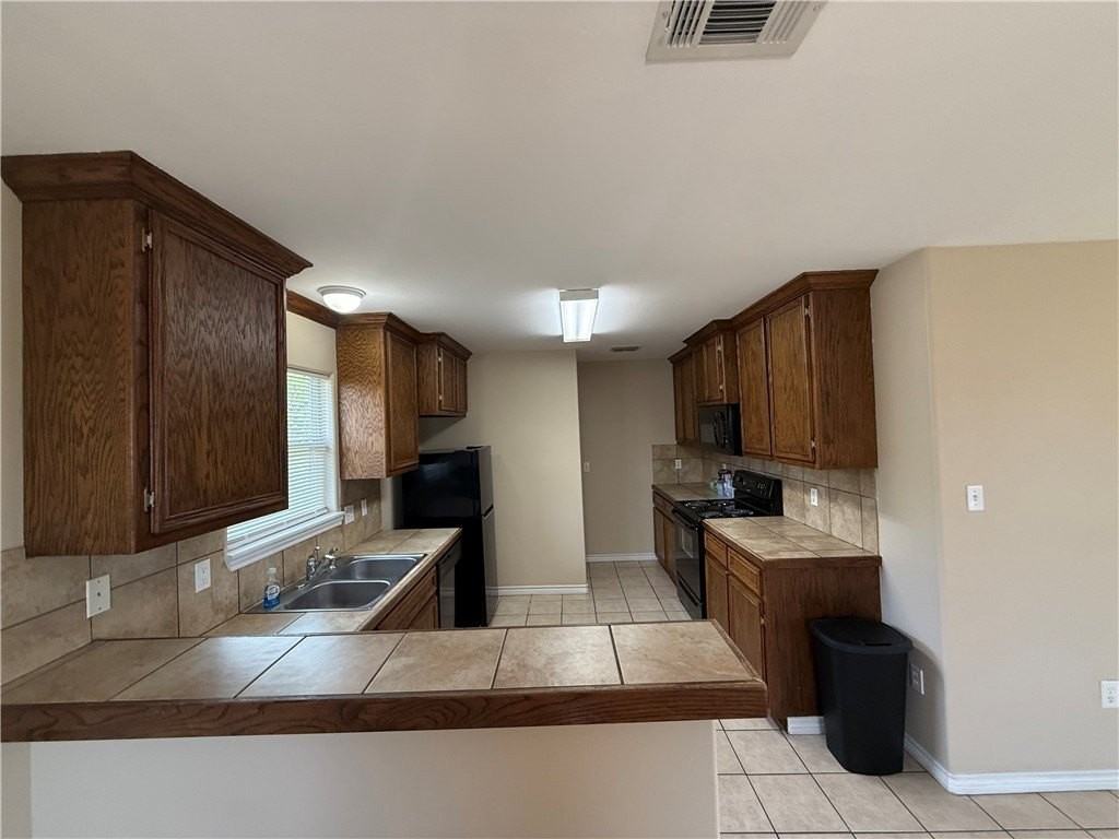 622 Webb St - Photo 6 of 17