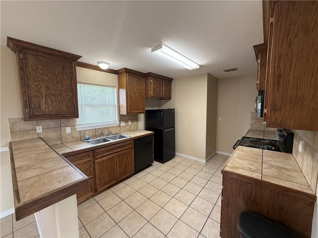 622 Webb St - Photo 7 of 17