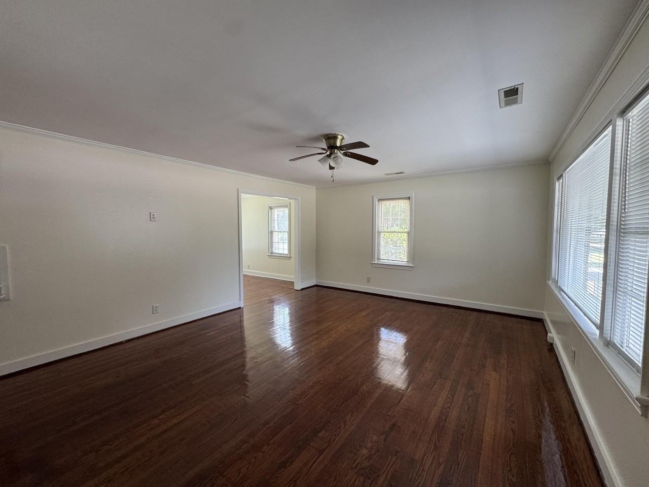 933 S Live Oak Dr - Photo 2 of 15