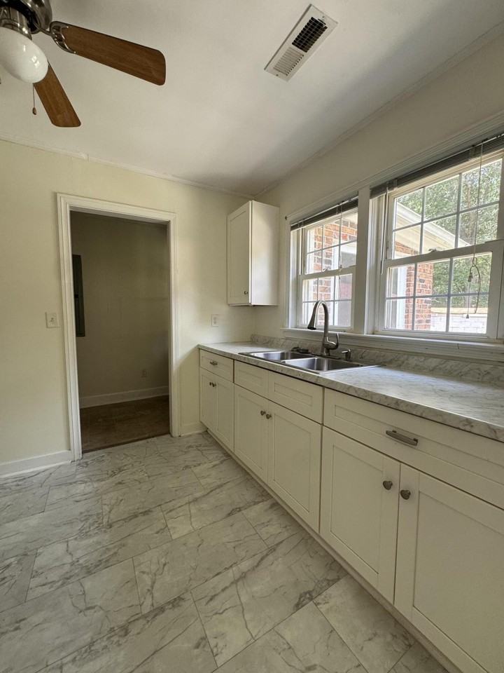 933 S Live Oak Dr - Photo 5 of 15