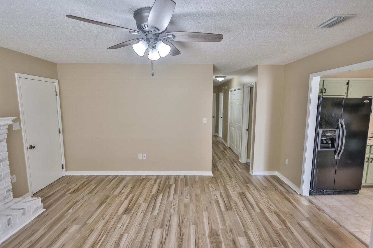 213 Walker Cir W - Photo 3 of 14