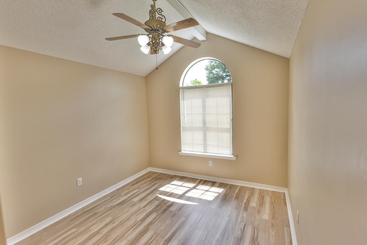 213 Walker Cir W - Photo 4 of 14