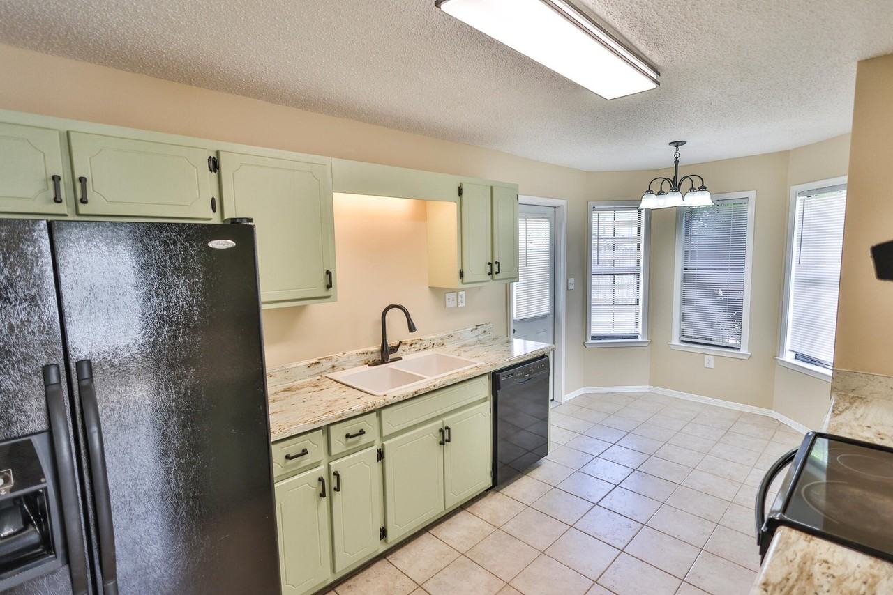 213 Walker Cir W - Photo 5 of 14