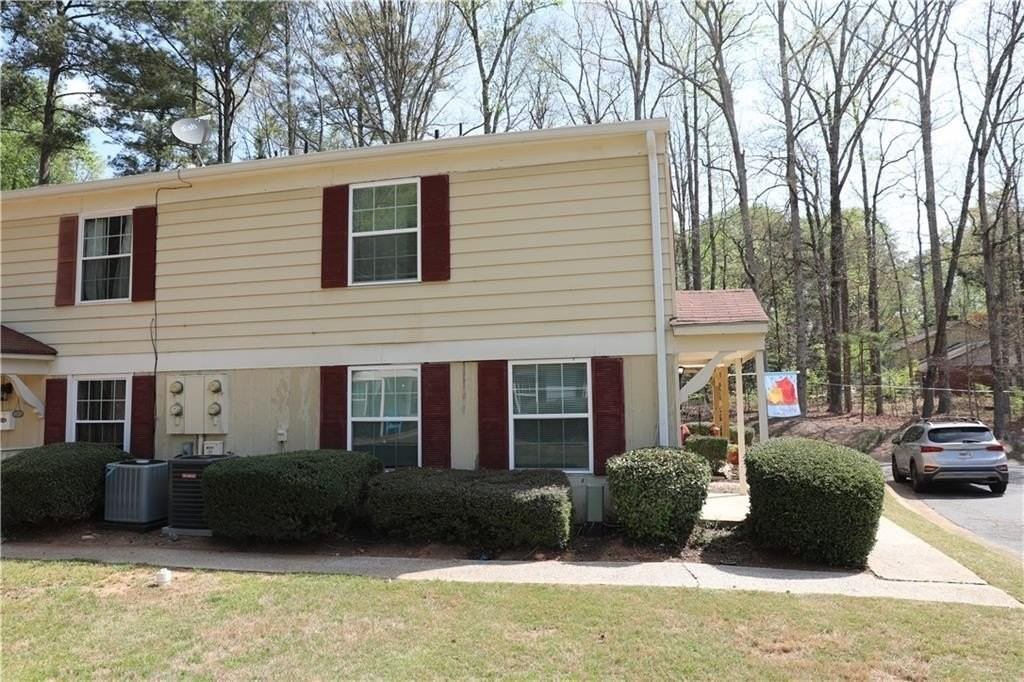 1321 Surrey Ln Sw - Photo 2 of 20