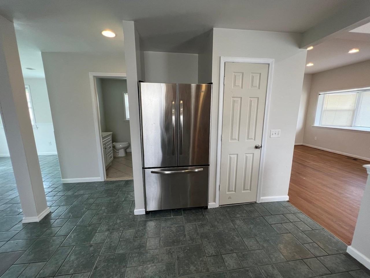 28033 Rosemont St - Photo 2 of 14