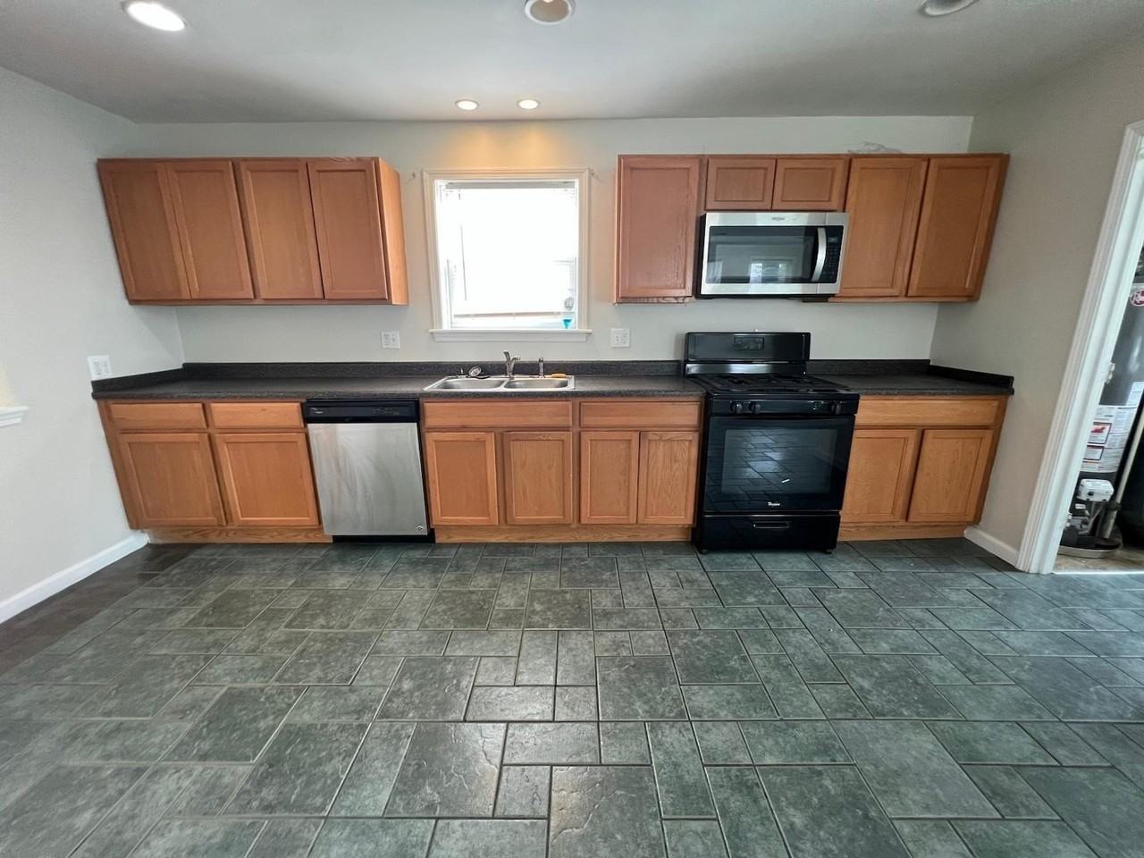 28033 Rosemont St - Photo 3 of 14